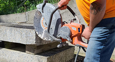 Cutting paving tiles with electric tools